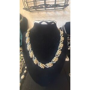 Beautiful vintage 17 inch CORO necklace with faux pearls